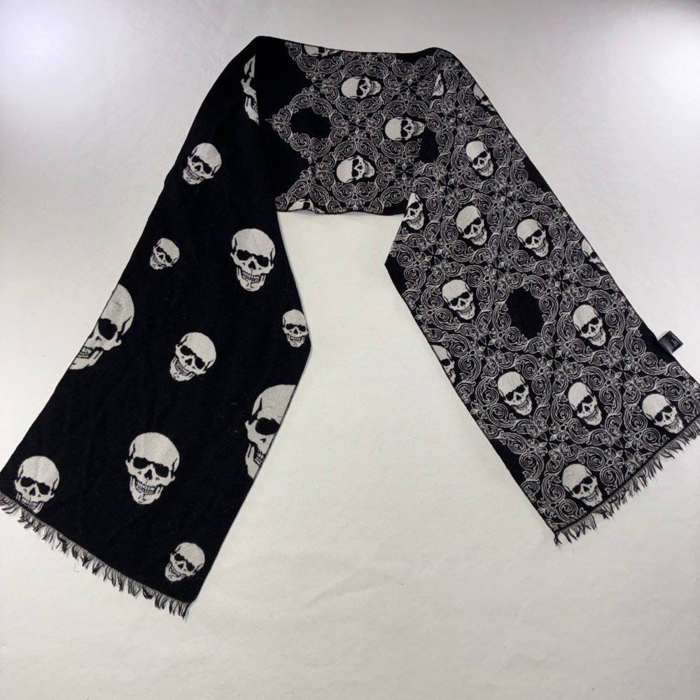 542 Gothic Landisun Skull Print Scarf OS Black White Reversible Fringe